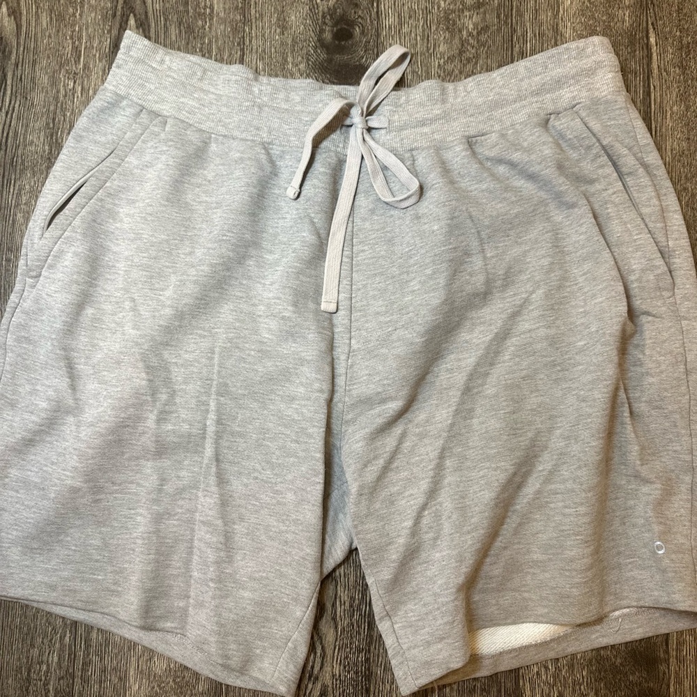 Good Condition!  ALO Yoga Men's Light Gray Chill Athletic Shorts